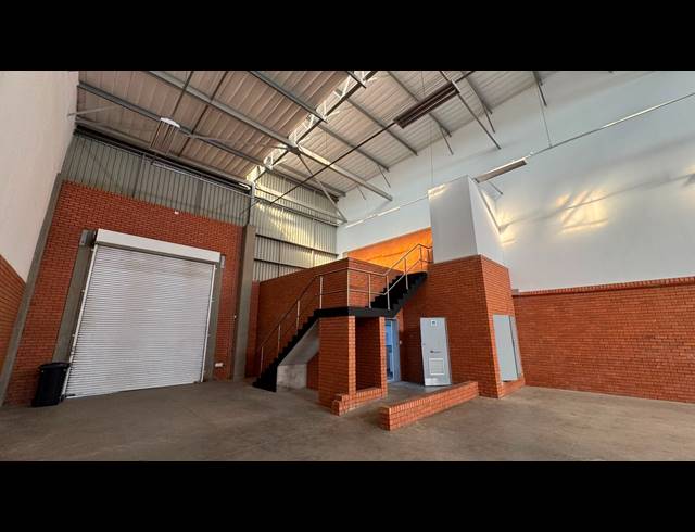 325M² WAREHOUSE TO LET IN LONGLAKE